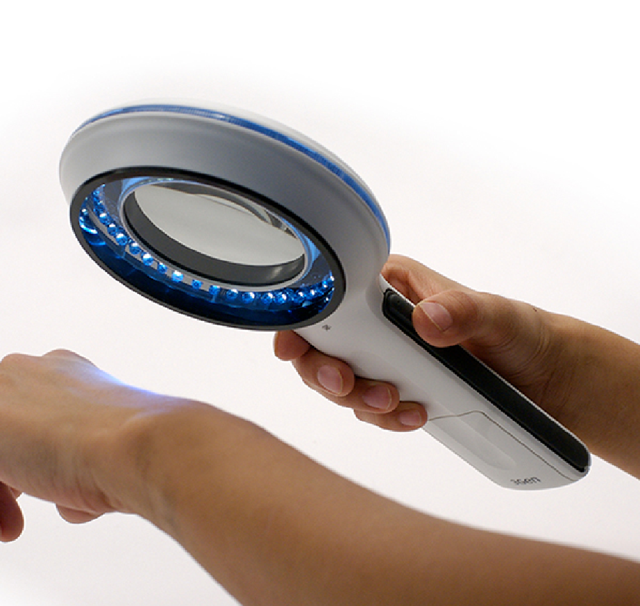 DermLite Lumio dermatoscope being used on self