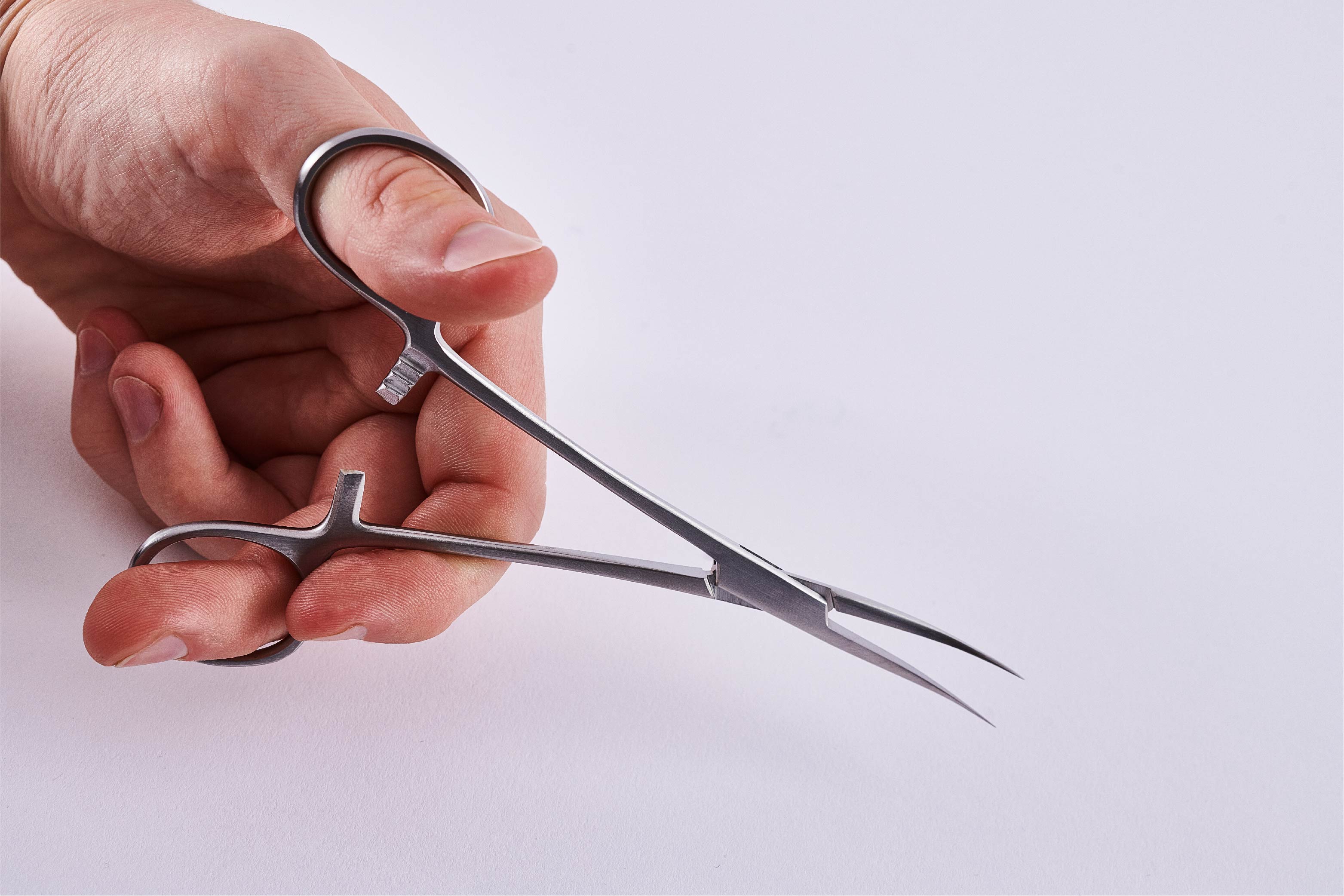 Person holding a Schuco Sharp Haemostat