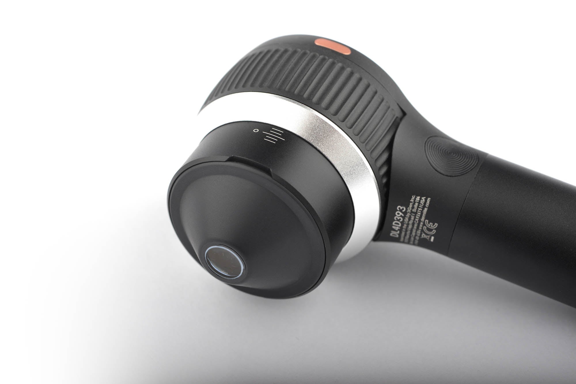 A small contact plate attached to a DermLite DL4 dermatosocpe.