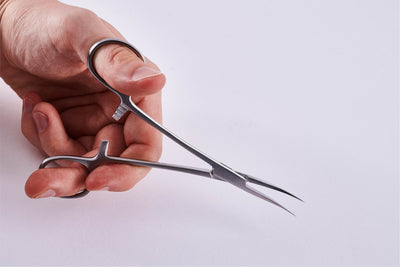Person holding a Schuco Sharp Haemostat